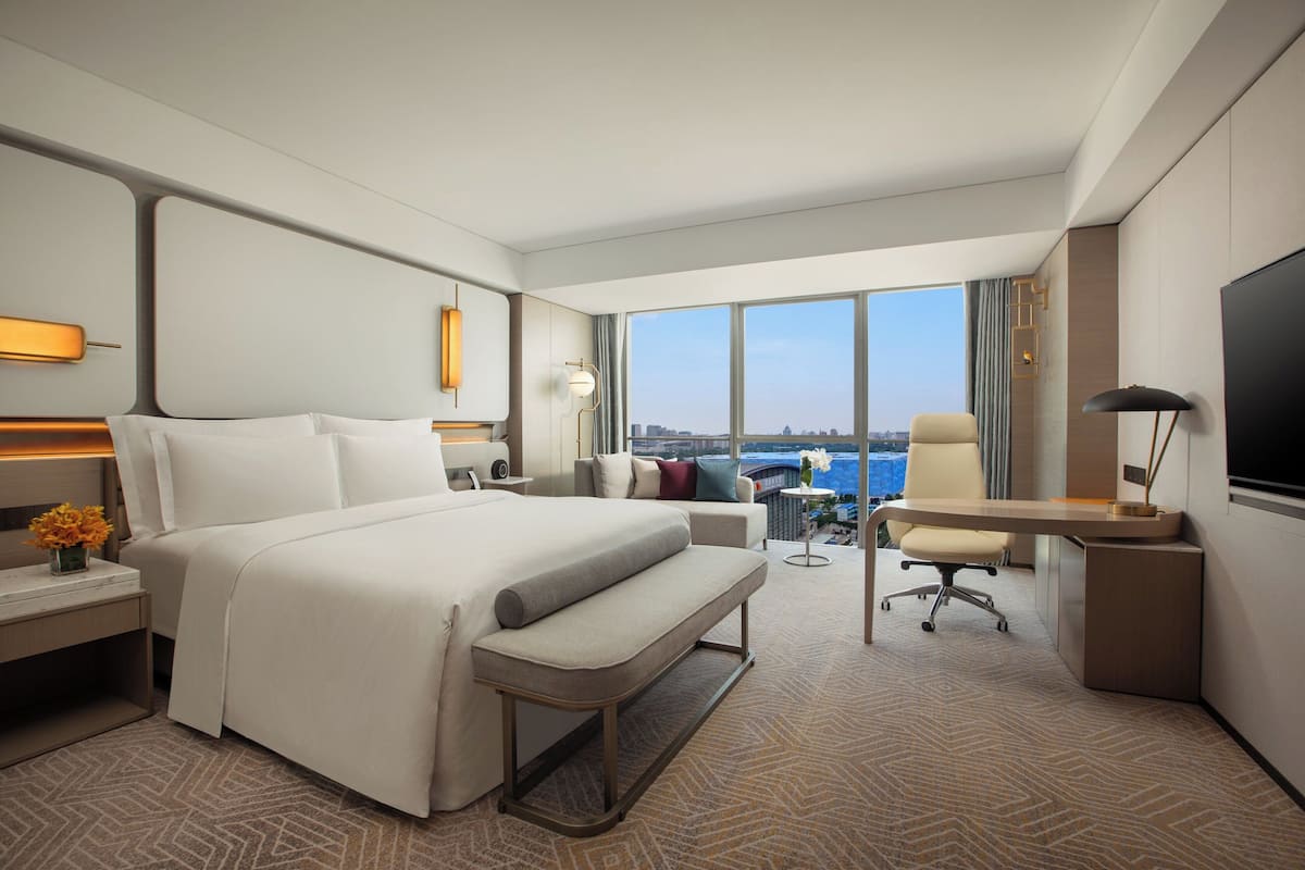 Classic Room, 1 King Bed (Birds Nest View) | Premium bedding, down comforters, pillowtop beds, minibar