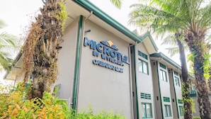 Un bâtiment sur lequel on peut lire l’inscription suivante : « MICROHOTEL BY WYNDHAM CABANATUAN ».