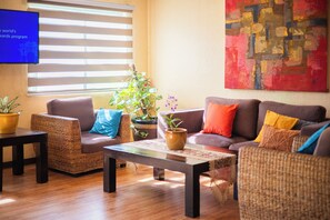 Lobby sitting area - Microtel Inn by Wyndham Cabanatuan (Cabanatuan)