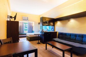 Suite, 1 queensize bed | Luxe beddengoed, een bureau, verduisterende gordijnen, gratis wifi