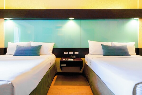 Habitación, 2 camas Queen size, para no fumadores | Ropa de cama de alta calidad, escritorio y cortinas blackout 