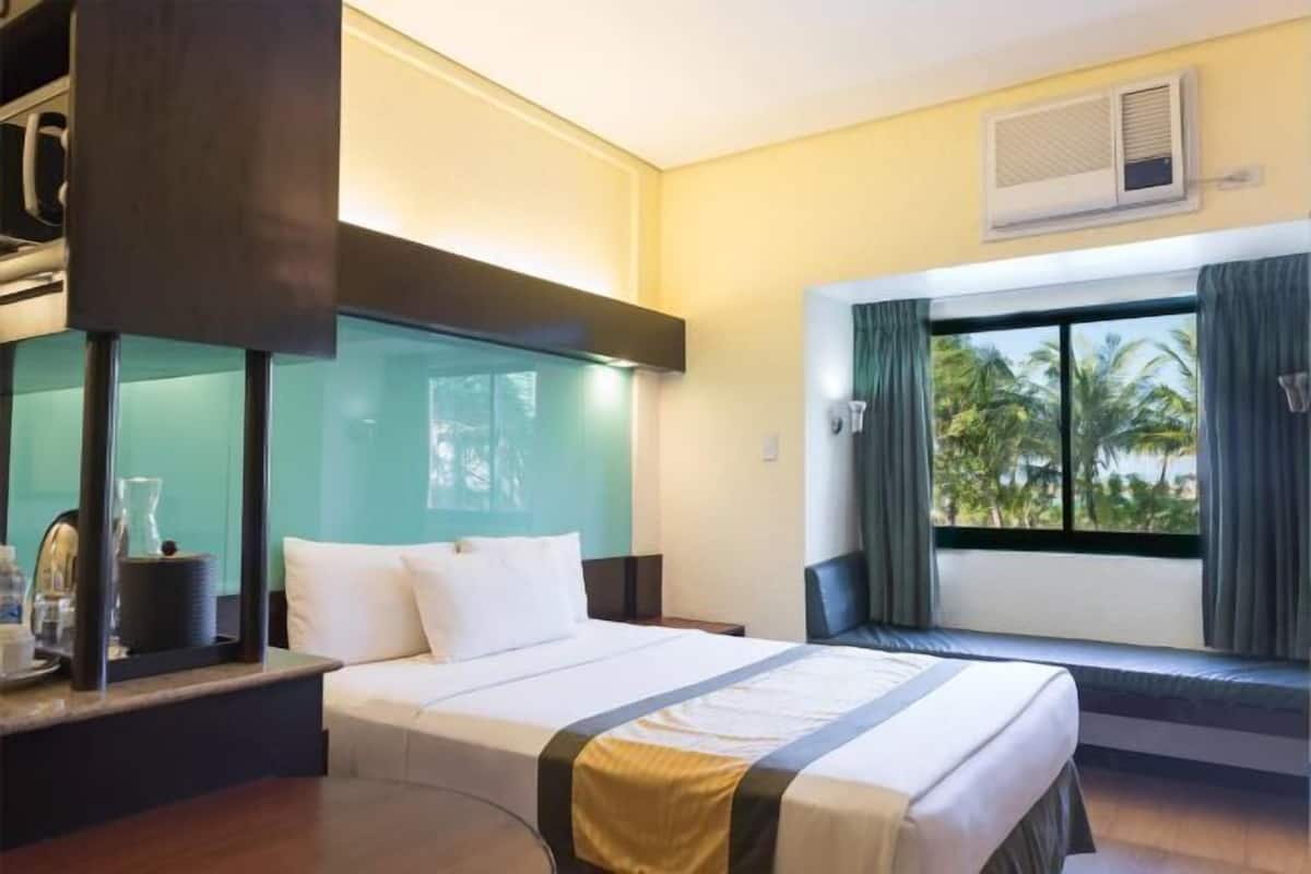 Premium bedding, desk, blackout drapes, free WiFi