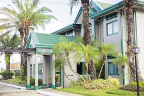 Exterior - Microtel Inn by Wyndham Cabanatuan (Cabanatuan)