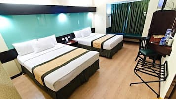 Quarto, 2 camas Queen, para não fumantes | Roupas de cama premium, escrivaninha, cortinas blackout
