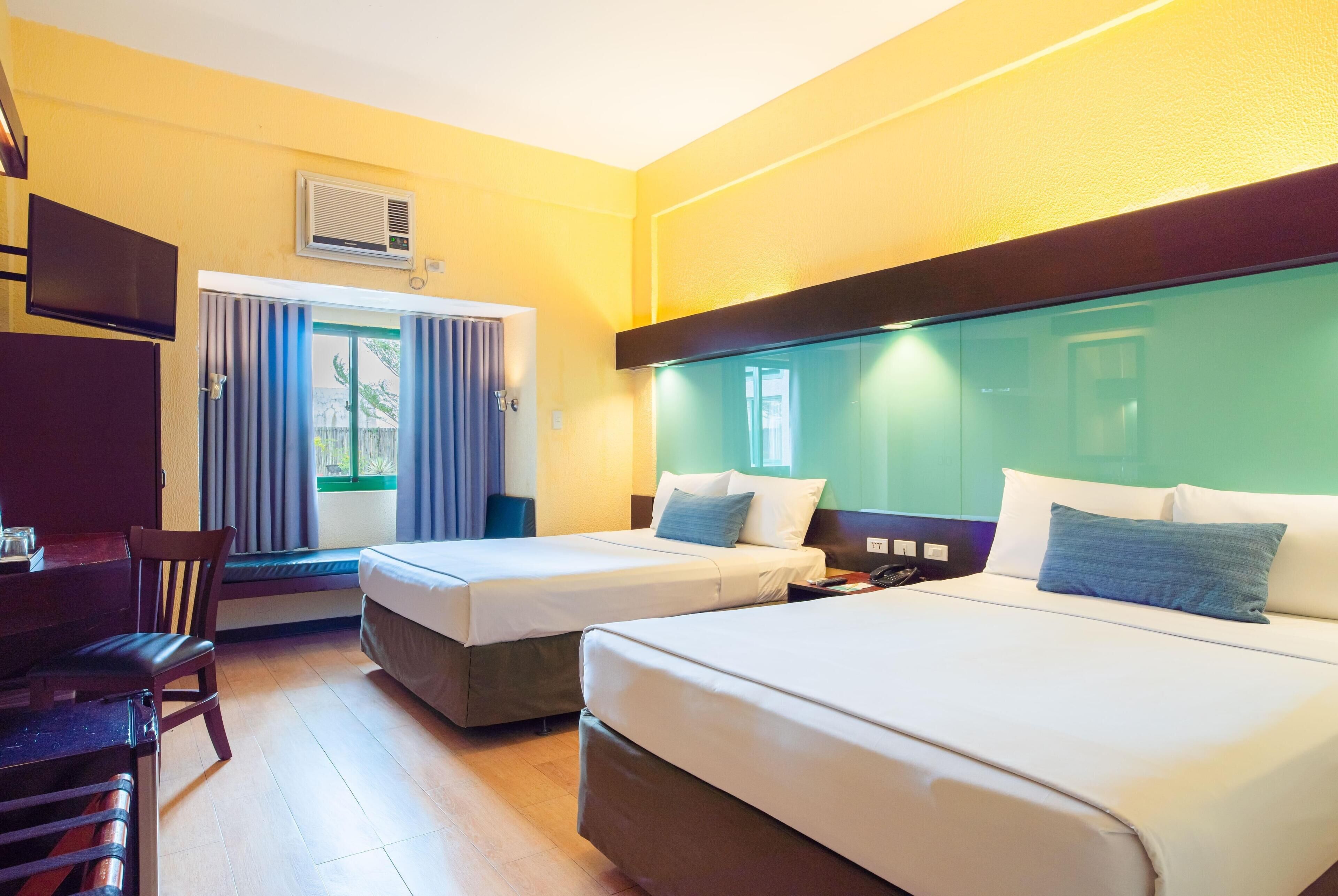Ropa de cama de alta calidad, escritorio y cortinas blackout 