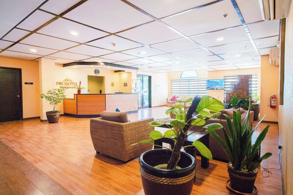 Lobby - Microtel Inn by Wyndham Cabanatuan (Cabanatuan)