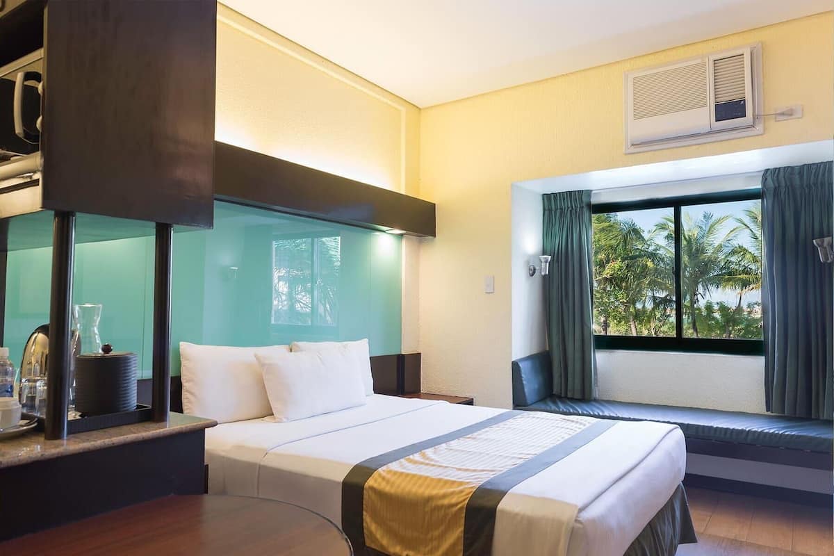 Premium bedding, desk, blackout curtains, free WiFi