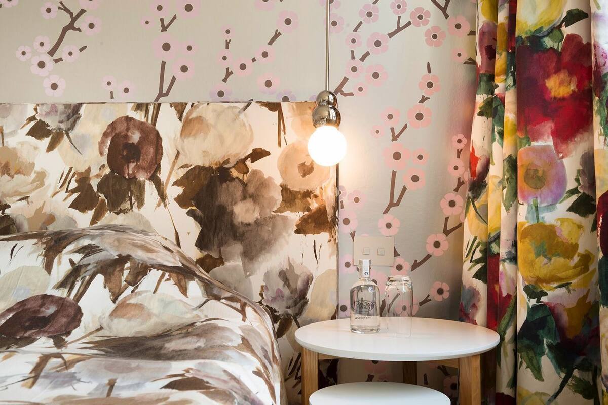 Ropa de cama hipoalergénica y minibar