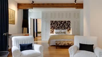 Classic Double Room | 1 bedroom, hypo-allergenic bedding, minibar, in-room safe