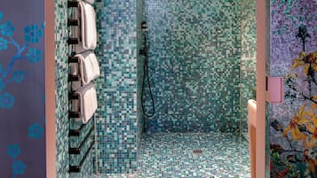 Bañera con ducha, artículos de tocador de diseñador, secador de pelo