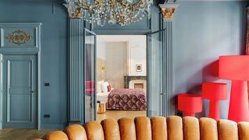 Hypo-allergenic bedding, minibar, in-room safe, soundproofing