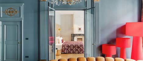 Hypo-allergenic bedding, minibar, in-room safe, soundproofing