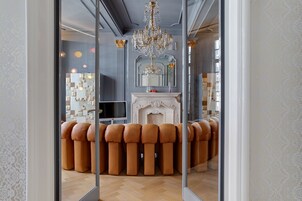 总统套房 | 起居区 | 电视、iPod 基座