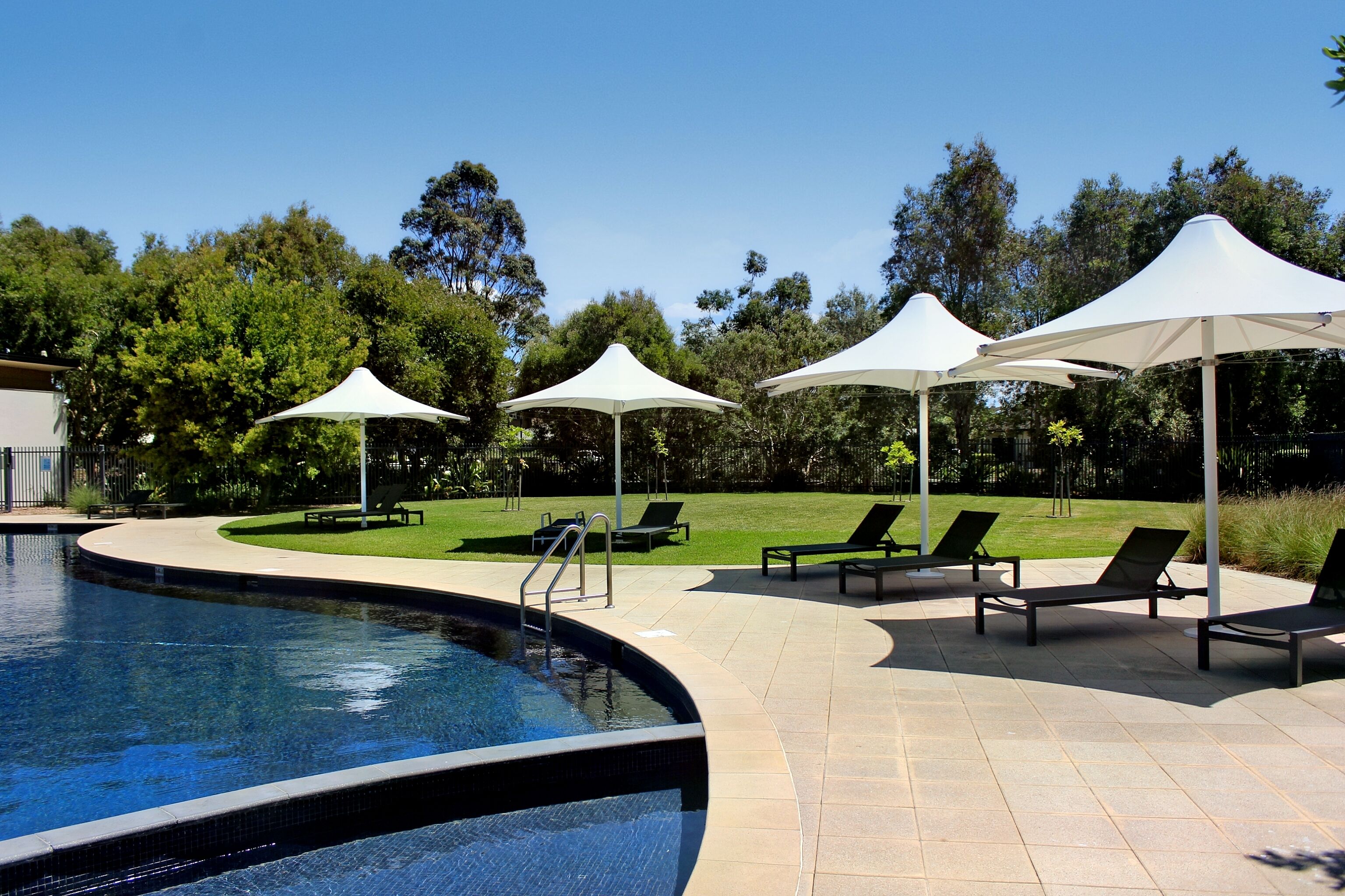 Innenpool, Außenpool, Liegestühle