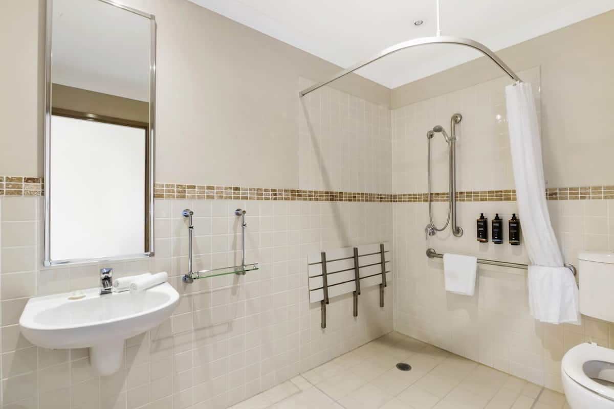 1 Schlafzimmer, Schreibtisch, Bügeleisen/Bügelbrett