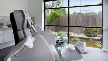 Sauna, hot tub, body treatments, aromatherapy, hot stone massages