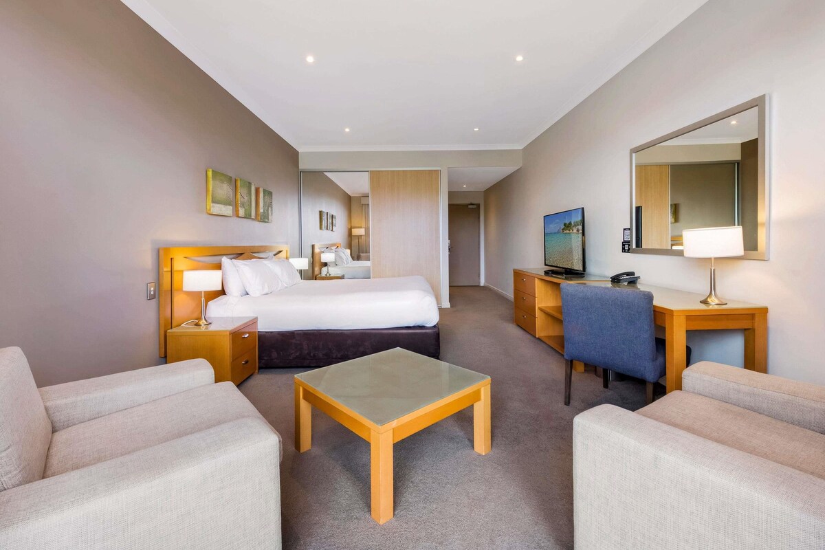 Habitación estándar, 1 cama de matrimonio grande, accesible para personas con discapacidad | Escritorio, tabla de planchar con plancha, cunas gratuitas y wifi gratis