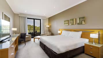 Habitación superior, 1 cama King size, vista al campo de golf | Escritorio, tabla de planchar con plancha y cunas gratuitas