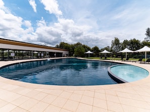 Piscine couverte, piscine extérieure, chaises longues
