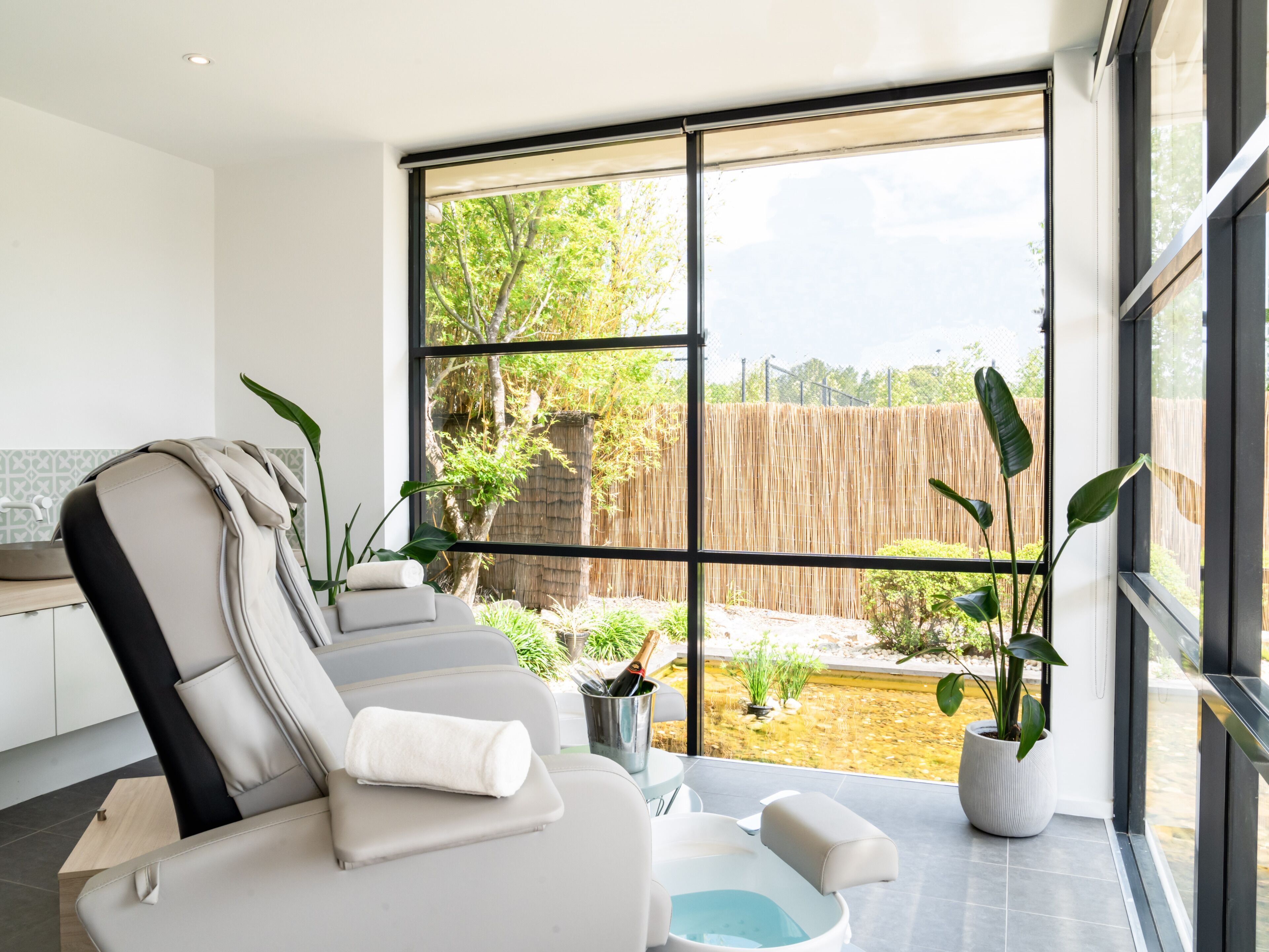 sauna, hot tub, body treatments, aromatherapy, hot stone massages