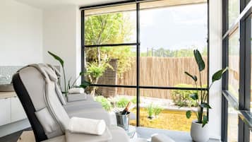Sauna, hot tub, body treatments, aromatherapy, hot stone massages