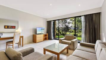 Departamento, 2 habitaciones | 1 habitación, escritorio y tabla de planchar con plancha