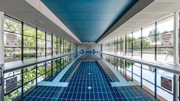 Piscina coperta, piscina all'aperto, lettini
