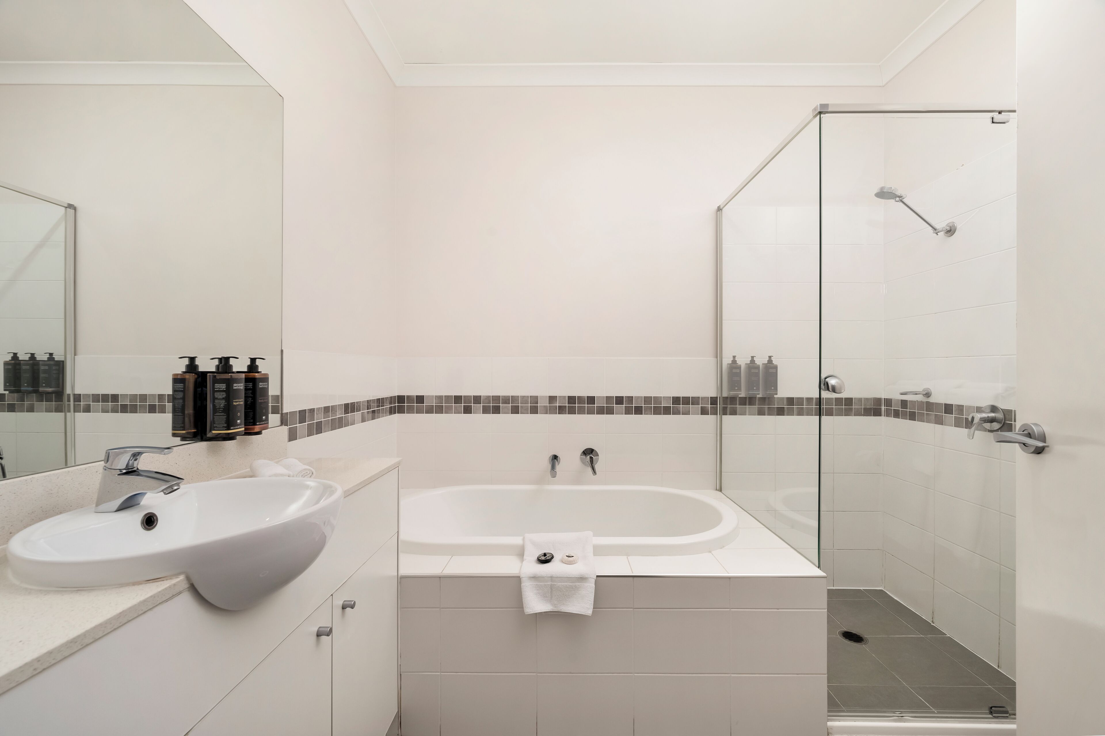 apartment, 3 bedrooms | bathroom | combined shower/bathtub, eco-friendly toiletries, hair dryer, towels