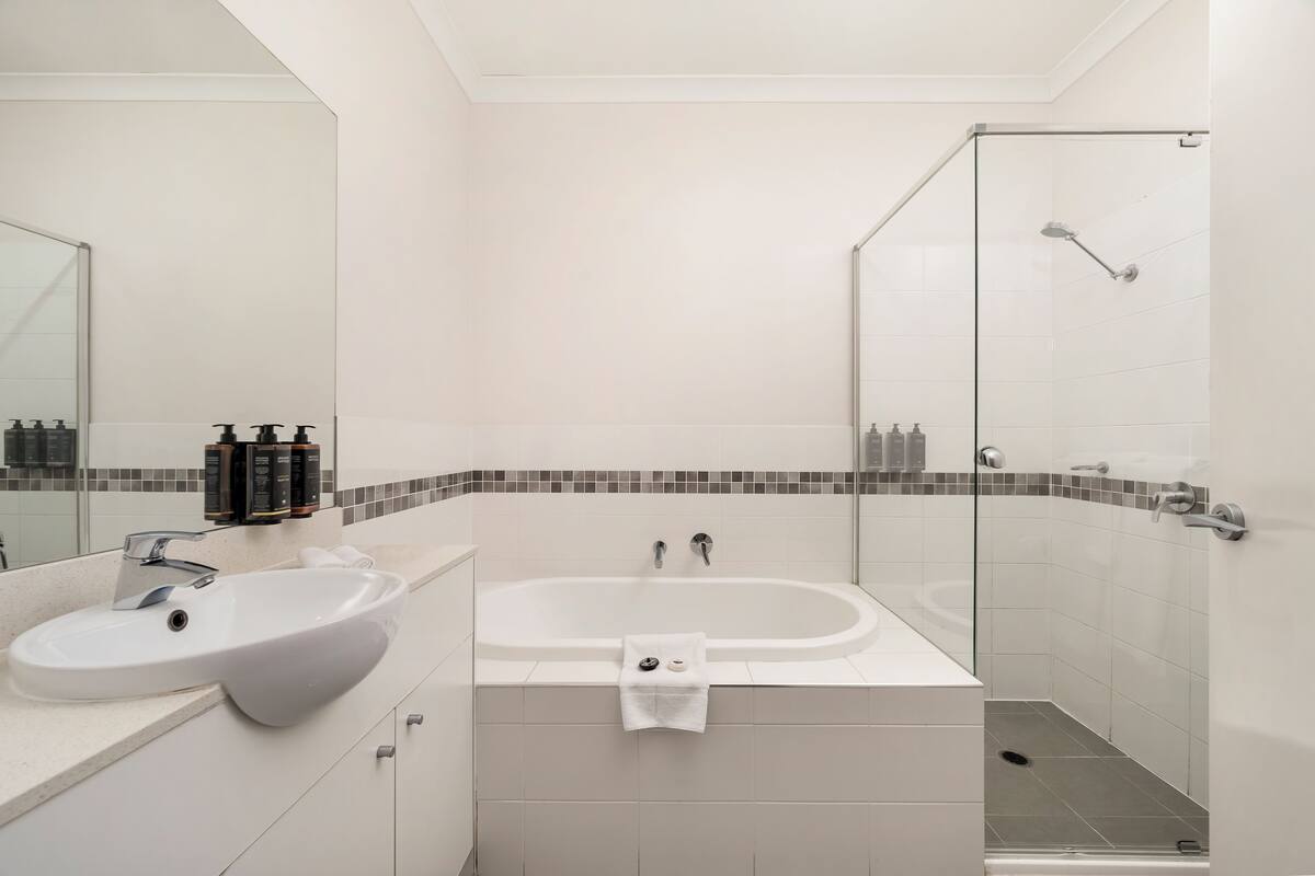 apartment, 3 bedrooms | bathroom | combined shower/bathtub, eco-friendly toiletries, hair dryer, towels
