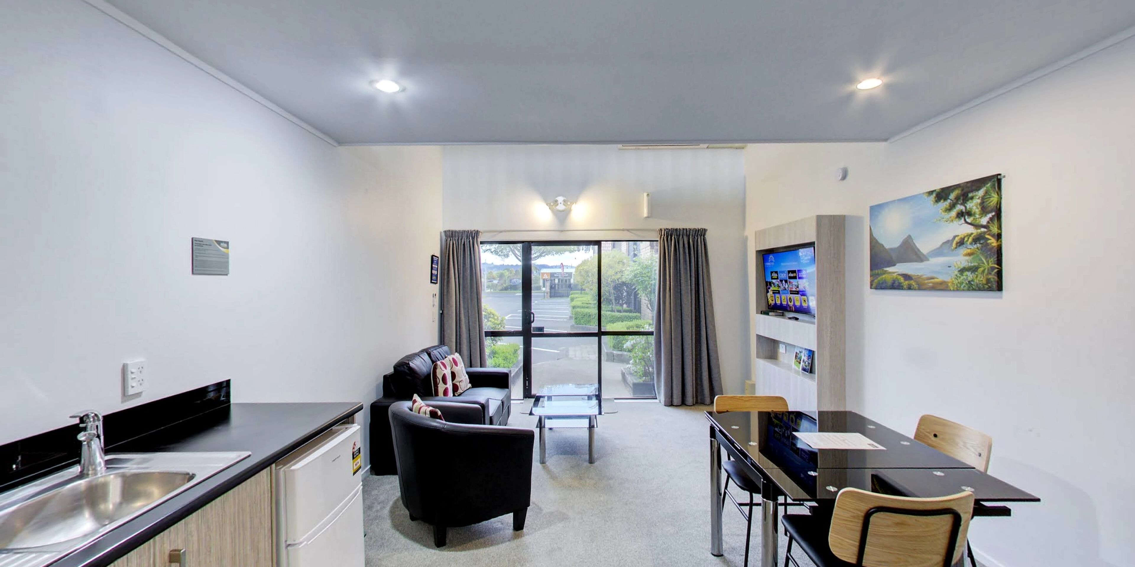 公寓, 1 间卧室, 热水浴缸 (Two Floors Unit) | 起居区 | 43-英寸纯平电视 （配备数码频道）、电视