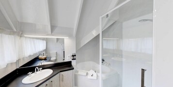 Apartment, 3 Bedrooms | Bathroom | Shower, hair dryer, towels, soap