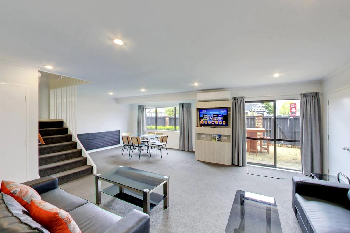 Apartamento, 3 habitaciones | Zona de estar | Televisión de pantalla plana de 43 pulgadas con canales digitales