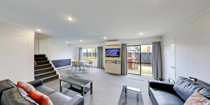 Apartamento, 3 habitaciones | Zona de estar | Televisión de pantalla plana de 43 pulgadas con canales digitales