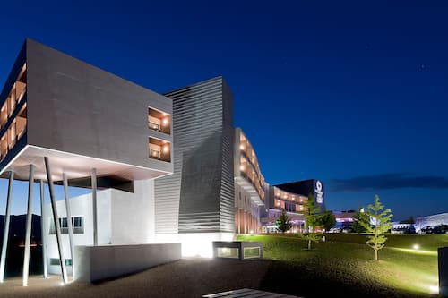 Fassade der Unterkunft – Abend/Nacht