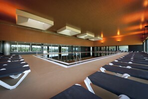 Alberca techada, alberca al aire libre por temporada y camastros