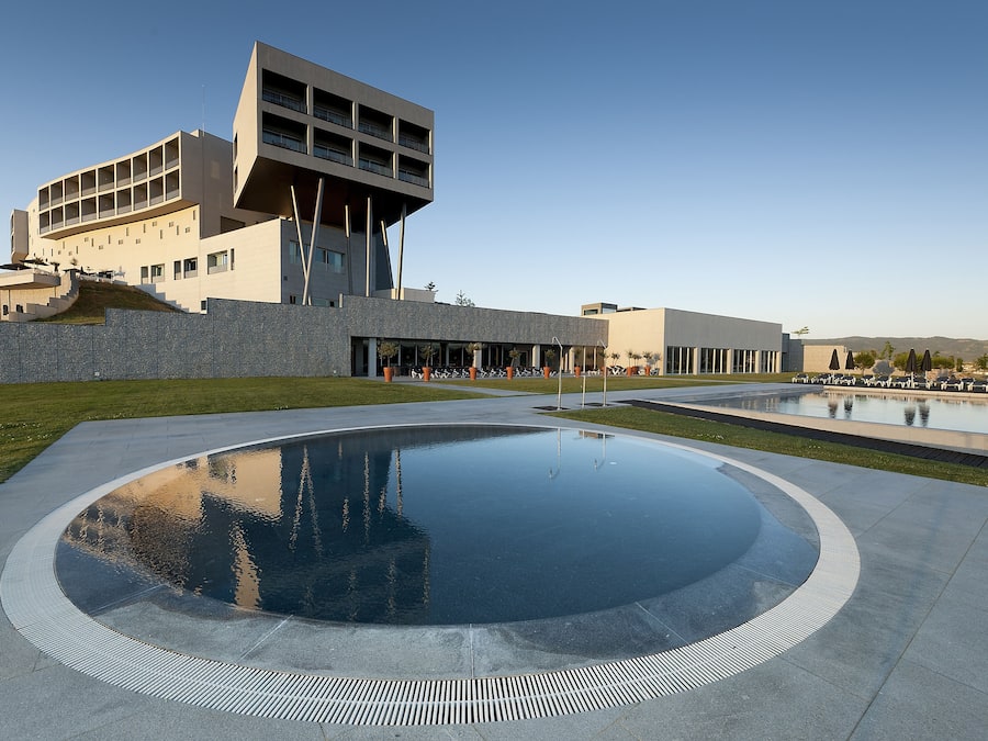Piscina interna, piscina externa sazonal, espreguiçadeiras