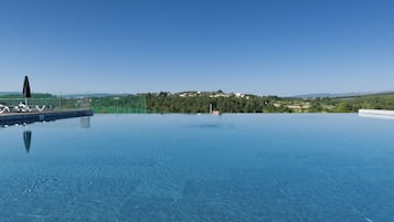 Indendørs pool, sæsonbestemt udendørs pool, liggestole