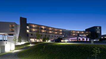 Vista frontal de la propiedad