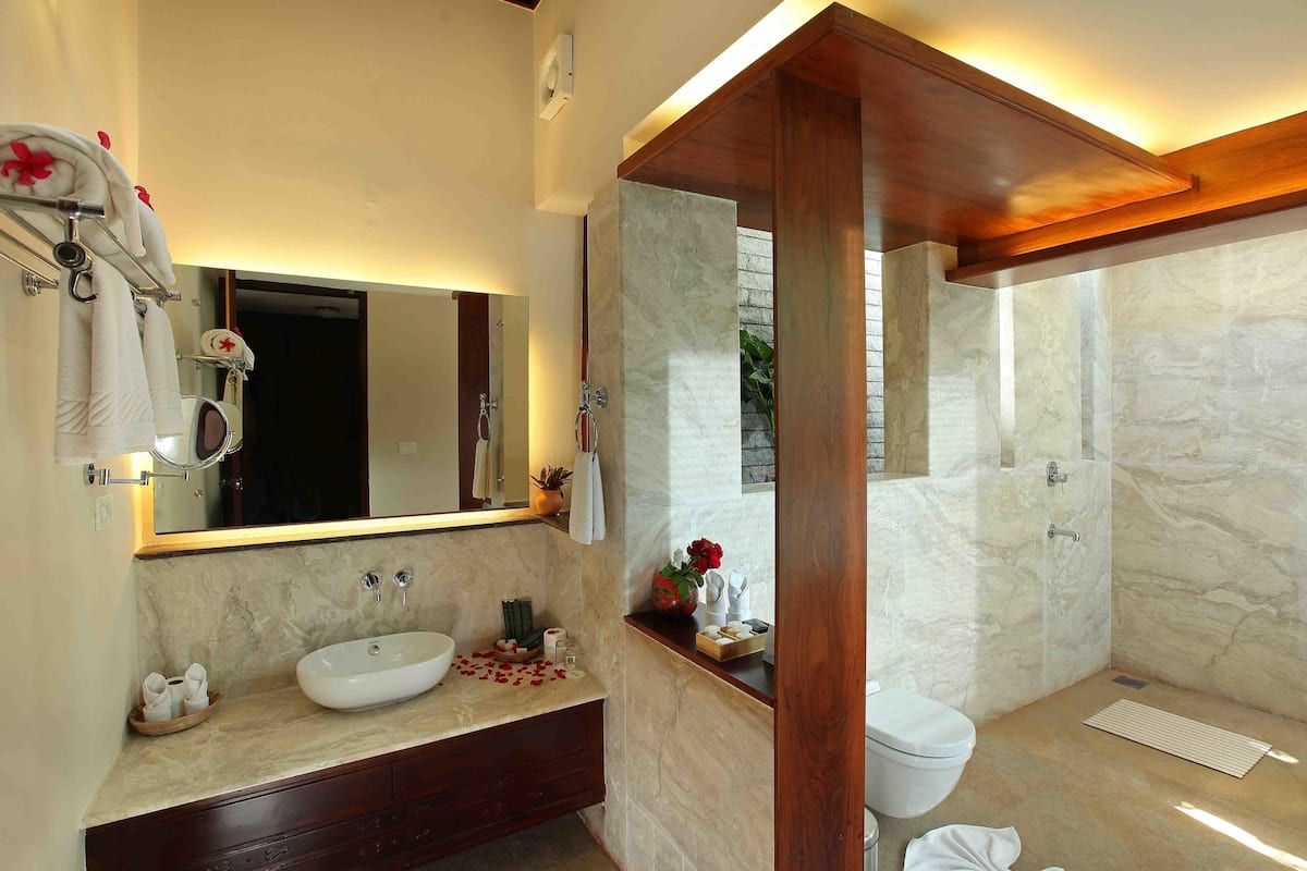 rainfall showerhead, free toiletries, hair dryer, bidet