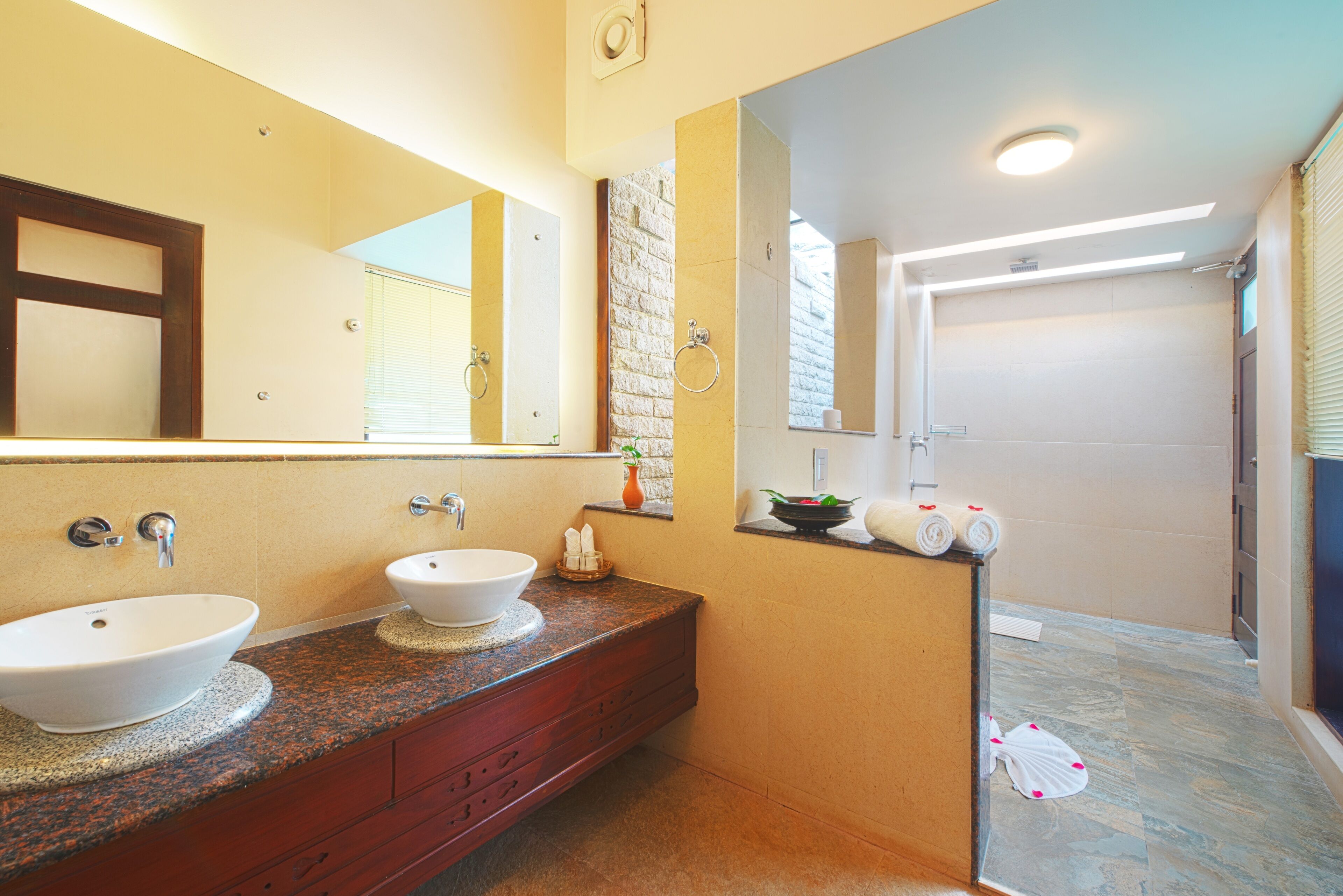 deluxe double room | bathroom sink