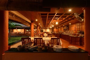 Breakfast, lunch, dinner served; American cuisine, garden views 