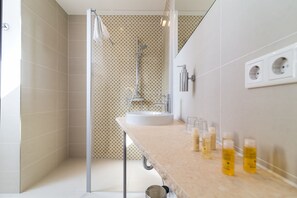 Shower, hair dryer, towels - Hotel Schöne Aussicht (Frankfurt)