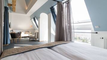 Suite junior | Ropa de cama hipoalergénica y caja de seguridad en la habitación