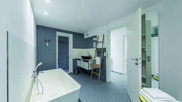 Superior-Apartment | Badezimmer | Dusche, Haartrockner, Handtücher