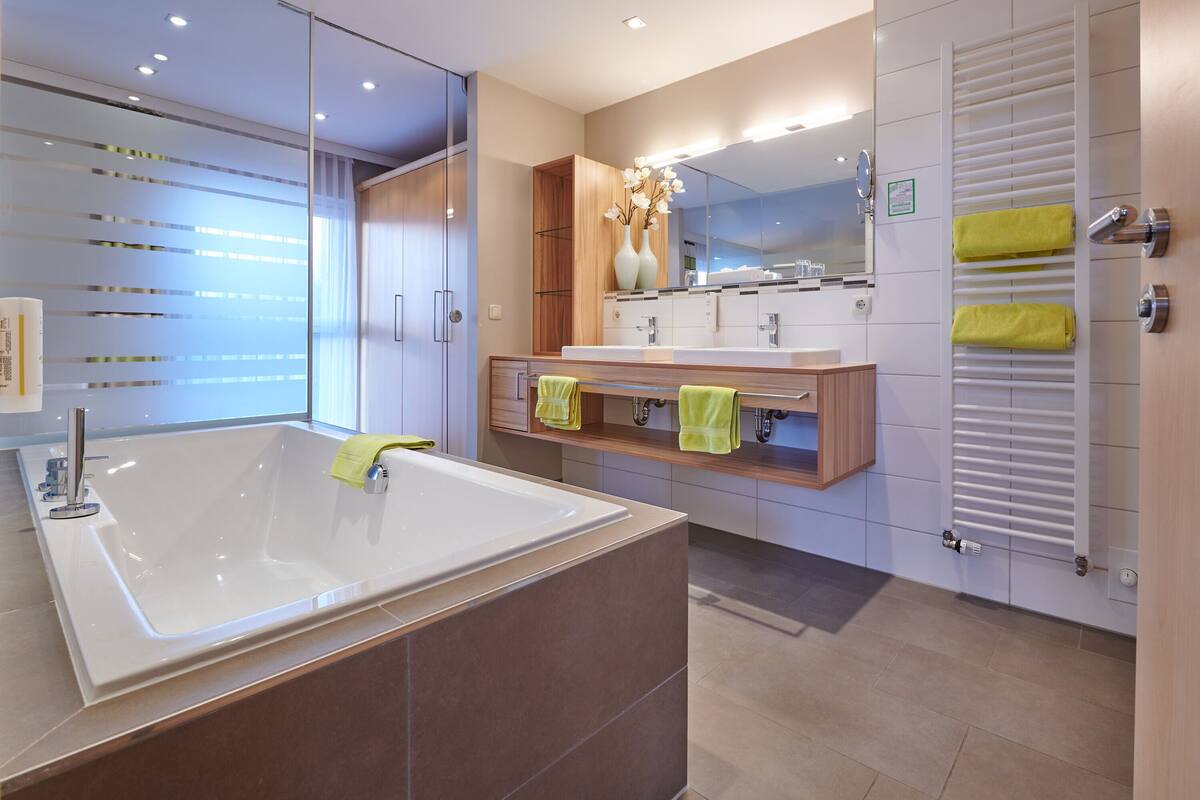 suite, balcony | bathroom | shower, free toiletries, hair dryer, towels