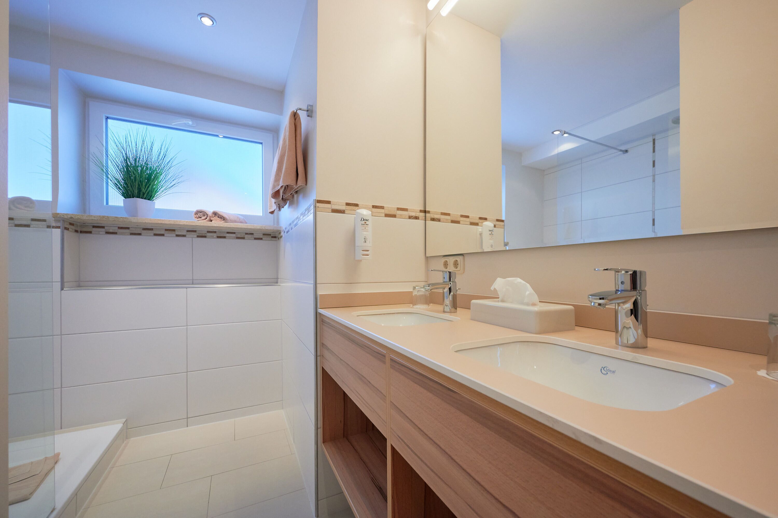 rotthal family room | bathroom | shower, free toiletries, hair dryer, towels