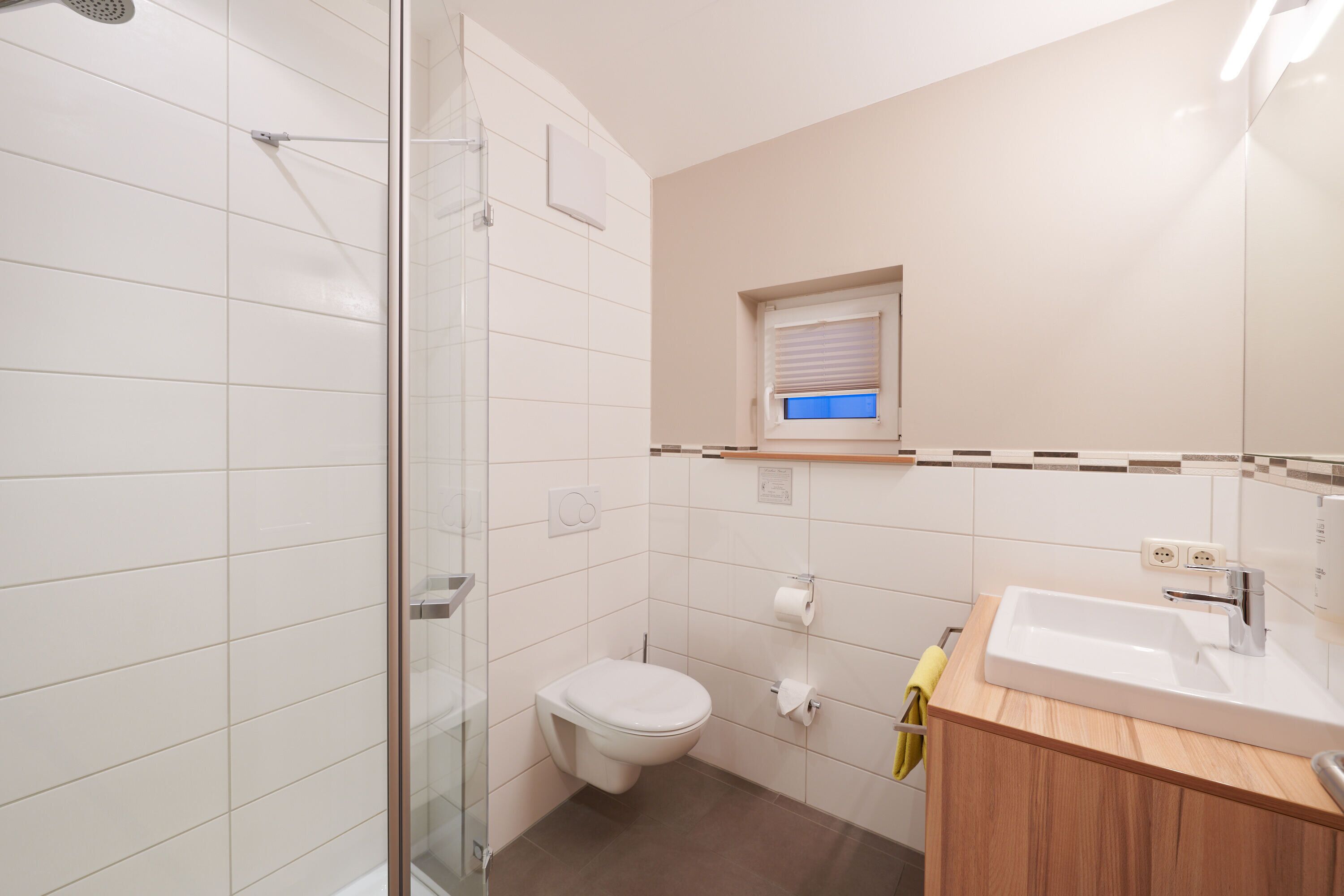 panoramic room (kingsize) | bathroom | shower, free toiletries, hair dryer, towels