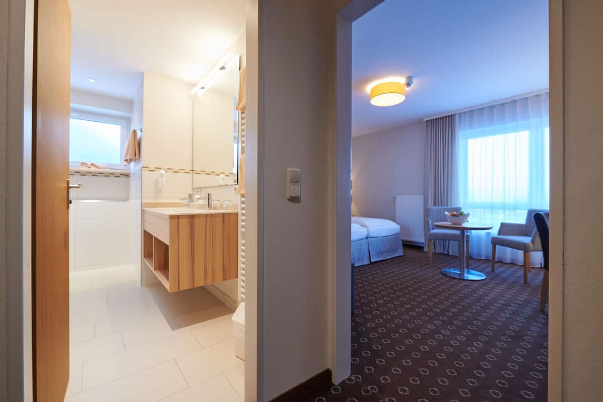 rotthal family room | bathroom | shower, free toiletries, hair dryer, towels