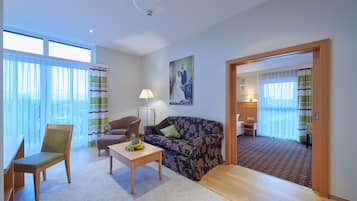 Suite, Balcony | Living area | Flat-screen TV