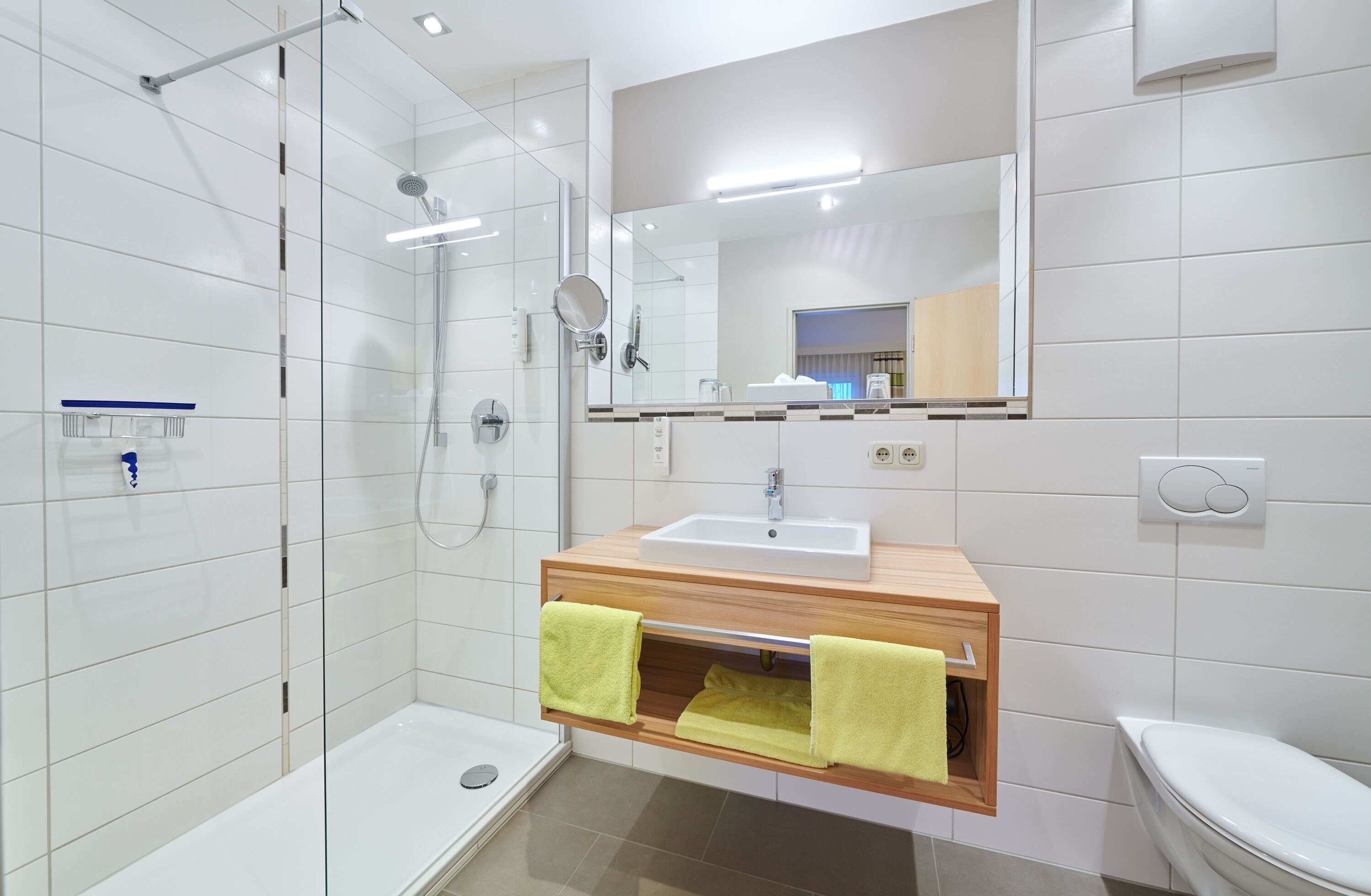 panoramic double room | bathroom | shower, free toiletries, hair dryer, towels
